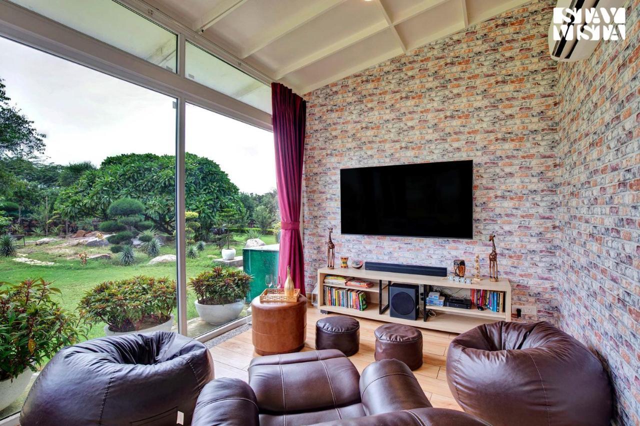 Stayvista At Idyllic Farmhouse - A Glasshouse With Outdoor Pool Ґурґаон Екстер'єр фото