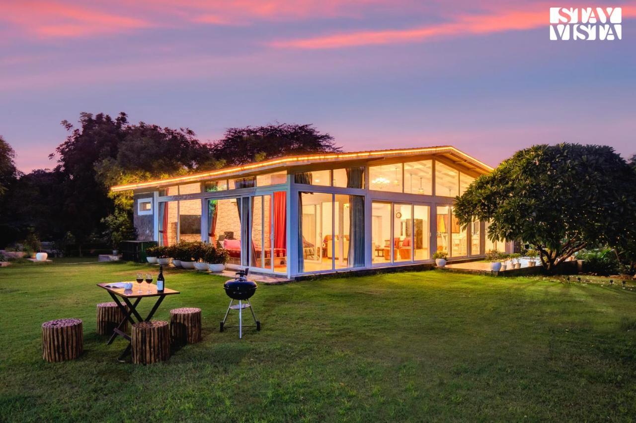 Stayvista At Idyllic Farmhouse - A Glasshouse With Outdoor Pool Ґурґаон Екстер'єр фото