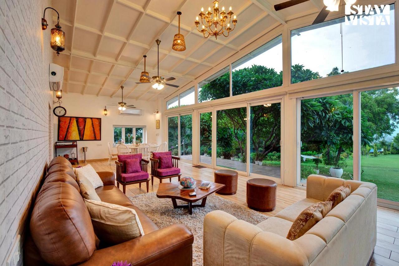 Stayvista At Idyllic Farmhouse - A Glasshouse With Outdoor Pool Ґурґаон Екстер'єр фото